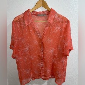 Sheer Hawaiian shirt with buttons in good condition